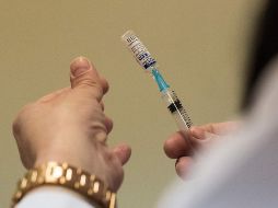 También podrán registrarse las personas mayores de 40 años que no han acudido a recibir su primer dosis. AFP / ARCHIVO