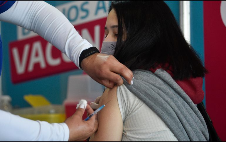 La Agencia Reguladora de Medicamentos y Productos Sanitarios del Reino Unido indica que el organismo ha determinado que la vacuna de Pfizer ha demostrado ser segura para ser administrada a niños de entre 12 y 15 años. AP / G. Garello