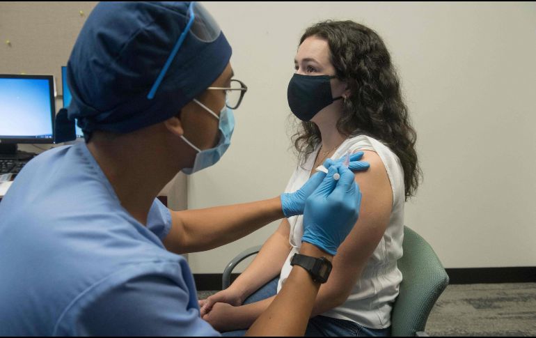 Hasta ahora, el 57.9% de la población estadounidense ha recibido una dosis de la vacuna. AFP / ARCHIVO