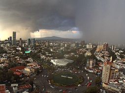 Las imágenes muestran las nubes de la tormenta ingresar desde dos frentes, ayer en Guadalajara. ESPECIAL/Webcams de México