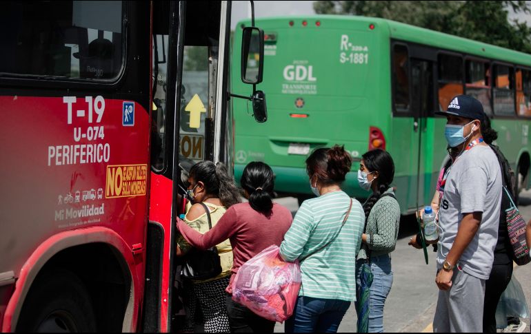 Los camiones ya no respetan los puntos acordados, según la ruta para subir y dejar pasaje, y se colocan en la lateral según el espacio que queda entre unidades. EL INFORMADOR / G. Gallo
