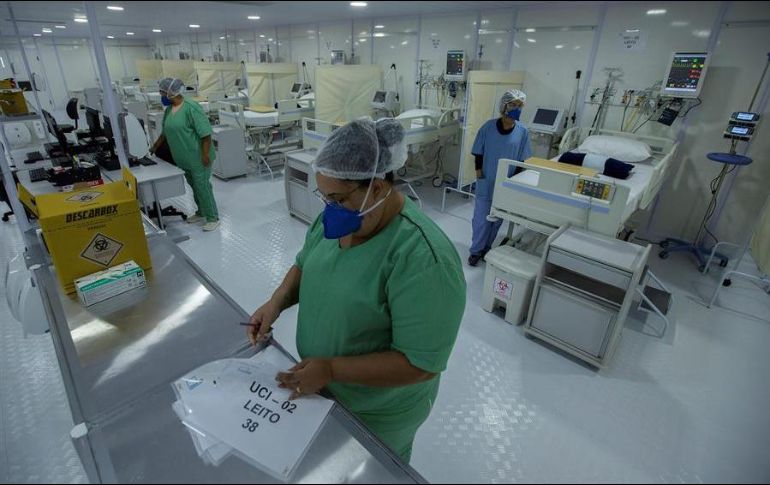 Enfermeras revisan una sala para pacientes de COVID-19 en un hospital de campaña inaugurado en Brasilia. EFE/J. Alves