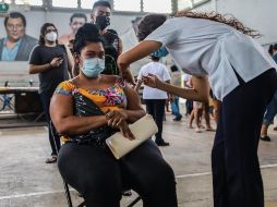 Personal de salud aplica la vacuna anticovid en la Unidad Deportiva Jorge Campos en Acapulco, Guerrero. EFE/D. Guzmán