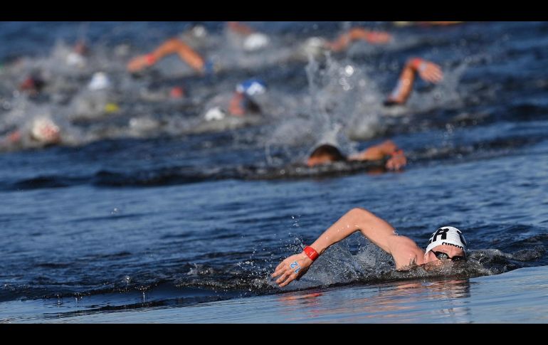 Los 26 participantes debían recorrer en siete ocasiones un circuito de 1,435 km, escoltados por barcos, kayaks y motos acuáticas. AFP/O. SCARFF