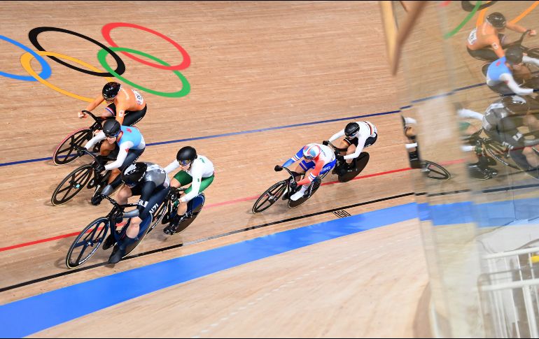 La mexicana amarró su pase a las semifinales del Keirin femenil. AFP/P. Parks