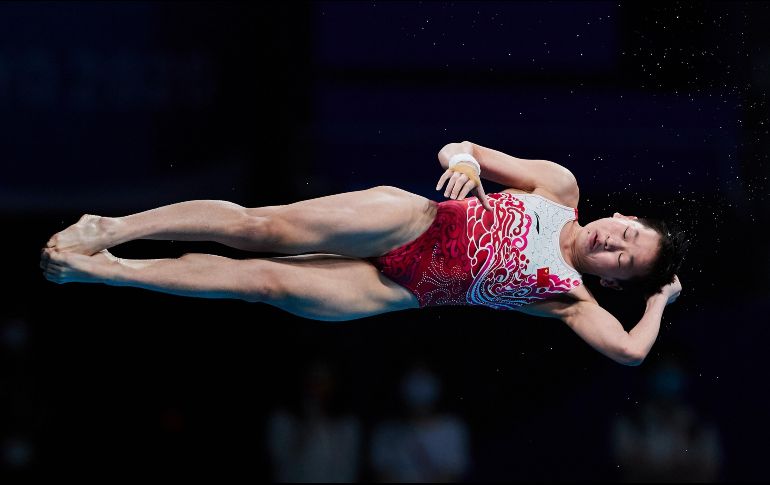 PERFECCIÓN. Con tan solo 14 años, Quan Hongchan consiguió dos saltos perfectos y el oro olímpico desde los clavados de diez metros. MEXSPORT/ J. MARTÍNEZ