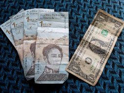 En Venezuela, el efectivo escasea y es usual ver largas filas en los bancos. Así, el bolívar terminó siendo sustituido por el dólar, que se ha convertido en la moneda de facto en el país. EFE / R. Peña