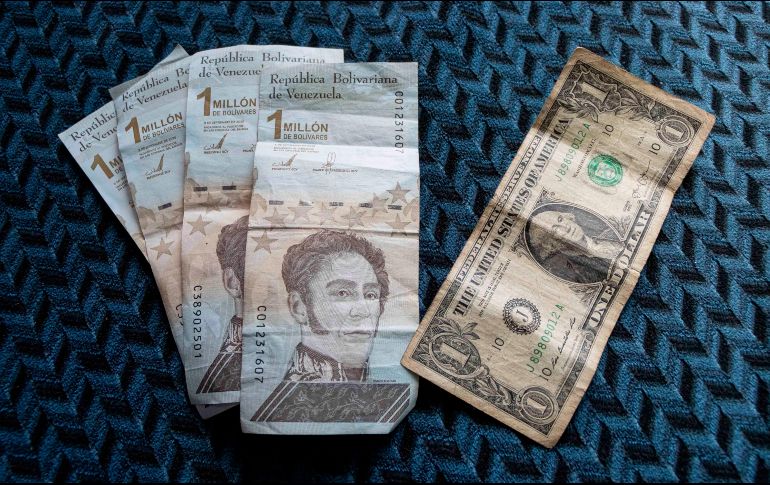 En Venezuela, el efectivo escasea y es usual ver largas filas en los bancos. Así, el bolívar terminó siendo sustituido por el dólar, que se ha convertido en la moneda de facto en el país. EFE / R. Peña