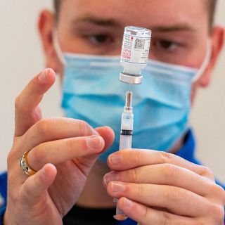 Moderna afirma que protección de vacuna anticovid dura al menos seis meses