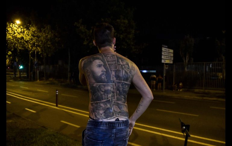 Algunos aficionados han llevado el amor por Messi más allá de lo habitual y hoy, son los más afectados. AFP/P. BARRENA