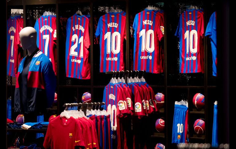 En la tienda del club aún hay camisetas del astro argentino que, por temas legales, deberán de dejar de estar a la venta. AP/J. MONFORT
