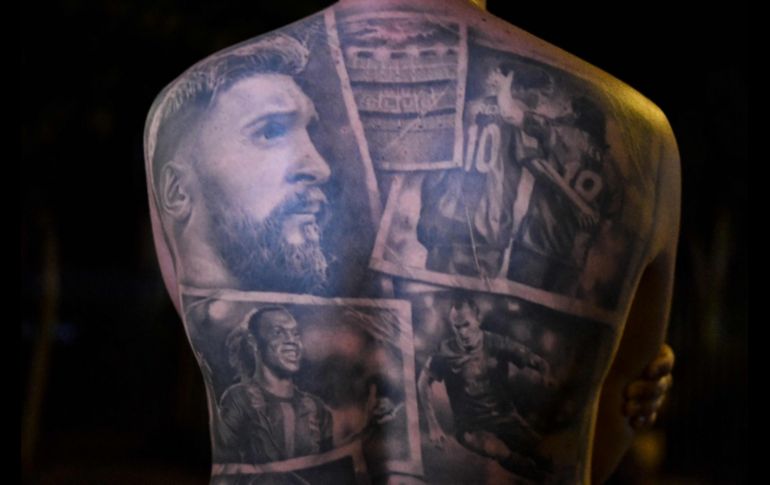 Un aficionado lució el tatuaje que se hizo en honor a su ídolo. AFP/P. BARRENA