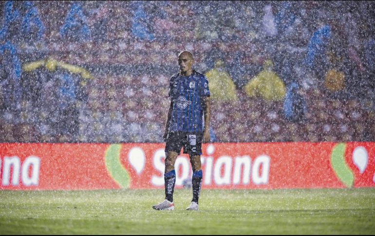 Les llovió. Los Gallos Blancos se la vieron complicada en la cancha y en el marcador . IMAGO7/V. Pichardo
