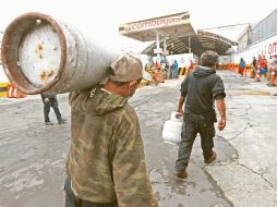 Ciudadanos acuden con normalidad a llenar sus tanques de gas. SUN/J. Boites
