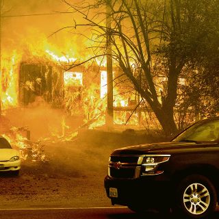 Incendio arrasa con pueblo en California