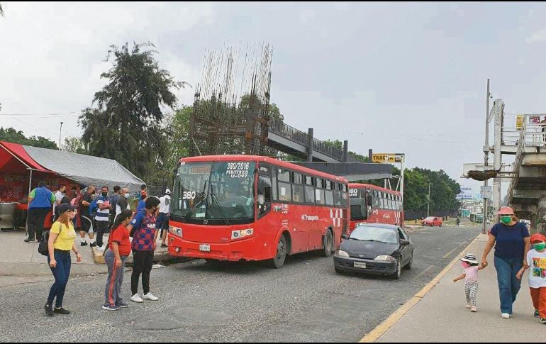 Los usuarios del transporte público toman sus precauciones para no ser atropellados. EL INFORMADOR/R. Bobadilla