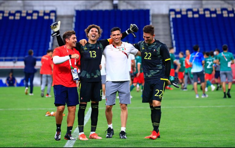 Los porteros de la Selección Sub-23 Guillermo Ochoa, Ángel Malagón y Sebastián Jurado celebran la medalla de bronce de Tokio 2020. MEXSPORT / A. Macías