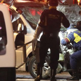 Hombre ataca con cuchillo a pasajeros de tren en Tokio