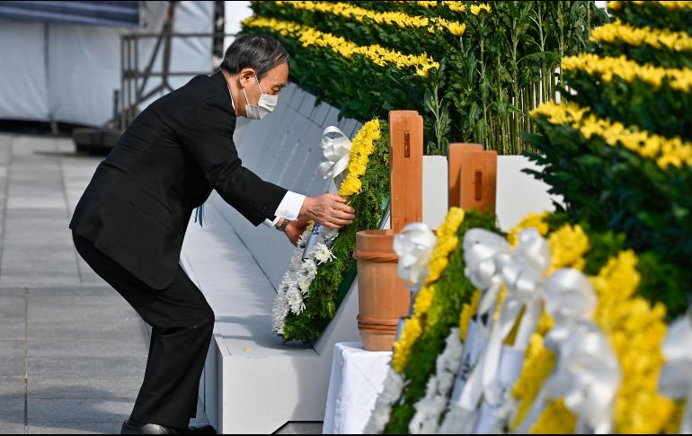 Sobrevivientes, allegados y un puñado de dignatarios extranjeros asistieron a la ceremonia matinal en Hiroshima  para honrar a las víctimas y hacer un llamado por la paz en el mundo. AP / Kyodo News