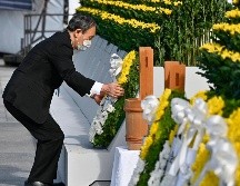 Sobrevivientes, allegados y un puñado de dignatarios extranjeros asistieron a la ceremonia matinal en Hiroshima  para honrar a las víctimas y hacer un llamado por la paz en el mundo. AP / Kyodo News