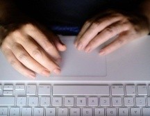 Algunos expertos advirtieron que la tecnología anunciada por Apple podría ser usada por gobiernos autoritarios para espiar a sus ciudadanos. PA MEDIA