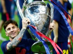 Levantando la copa de la Liga de Campeones tras imponerse a la Juventus el 6 de junio de 2015. REUTERS