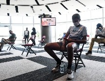 Un centro de vacunación en Miami, Florida. Durante cuatro semanas consecutivas, el promedio de personas que se vacunan cada día ha aumentado. AFP/ARCHIVO