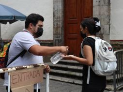Autoridades municipales aclararon que no hay restricción de aforo, pues sólo se está tomando la temperatura y aplicando gel antibacterial. ESPECIAL/Ayuntamiento de Guadalajara