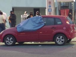 Peritos del Instituto Jalisciense de Ciencias Forenses recabaron indicios y levantaron los cuerpos de las fallecidas. ESPECIAL