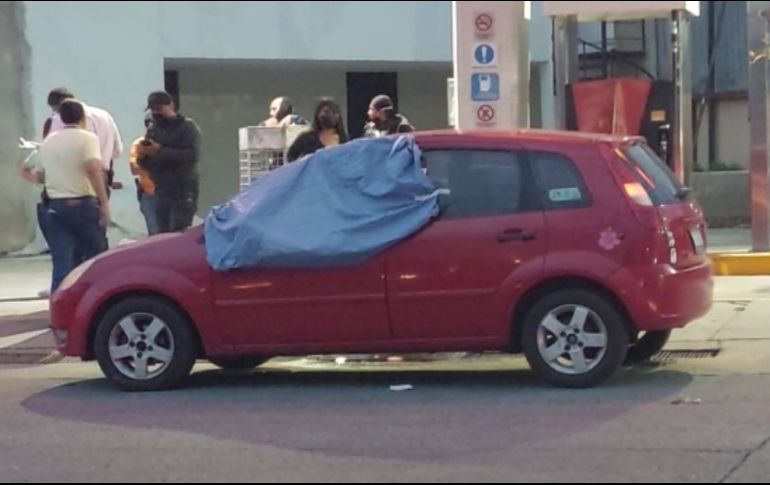 Peritos del Instituto Jalisciense de Ciencias Forenses recabaron indicios y levantaron los cuerpos de las fallecidas. ESPECIAL