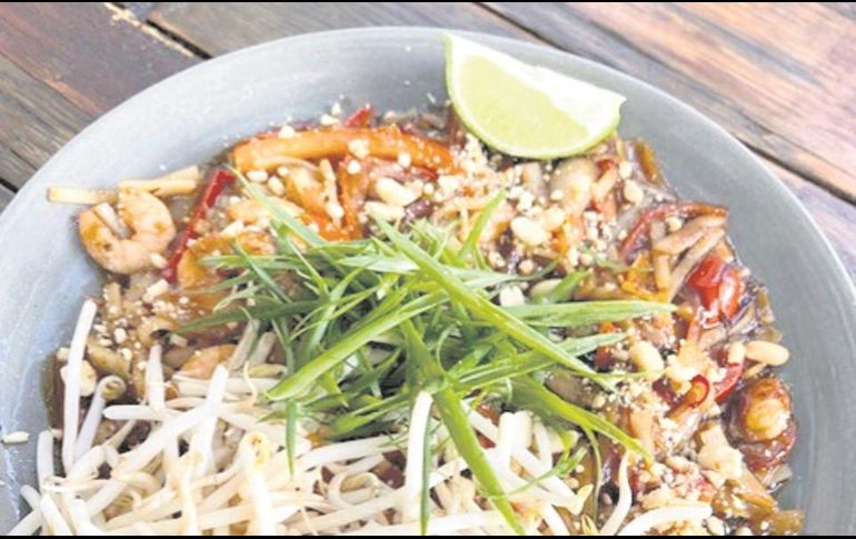 Pad thai, platillo muy completo y con muchas capas de sabor. ESPECIAL