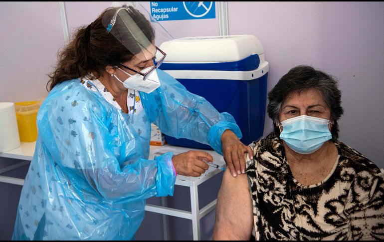 Con la tercera dosis se busca blindar a la población vulnerable. AFP/M. Bernetti
