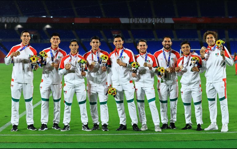 Los convocados por Jaime Lozano subieron al podio conforme al número que portaron en el torneo y, debido a los protocolos sanitarios por la pandemia de COVID-19, ellos mismos se colocaron las preseas de par en par. MEXSPORT / J. Martínez