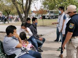 Migrantes centroamericanos hablan con autoridades en una plaza pública en Reynosa, Tamaulipas. EFE/ARCHIVO