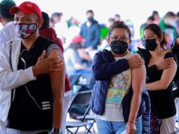 Varias personas reaccionan tras recibir la vacuna anticovid en la Ciudad de México. EFE/C. Ramírez
