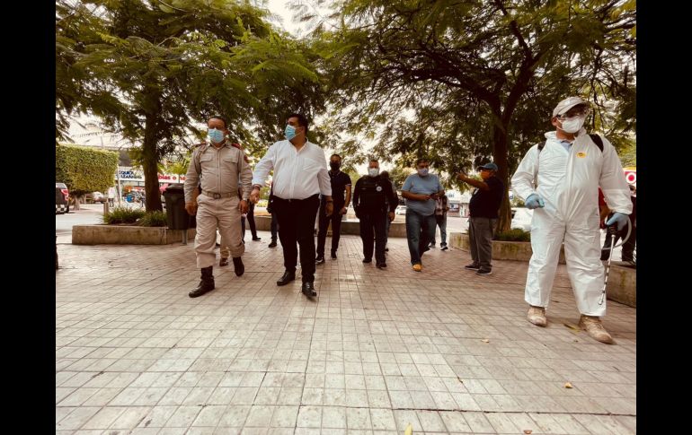 Autoridades entregan cubrebocas y realizan labores de perifoneo para difundir las medidas de prevención. ESPECIAL/Gobierno de Guadalajara