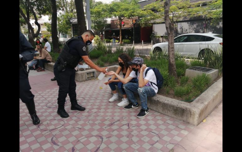 Autoridades entregan cubrebocas y realizan labores de perifoneo para difundir las medidas de prevención. ESPECIAL/Gobierno de Guadalajara