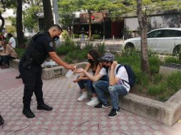 Autoridades entregan cubrebocas y realizan labores de perifoneo para difundir las medidas de prevención. ESPECIAL/Gobierno de Guadalajara