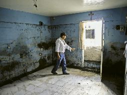 Gabriel Trinidad contó que el agua que irrumpió en su casa tras el desbordamiento del arroyo “El Seco” alcanzó más de metro y medio de altura. EL INFORMADOR/G. Gallo