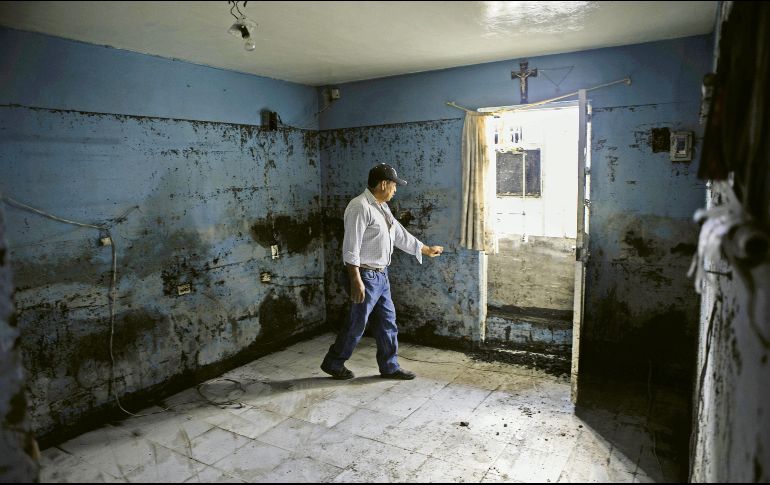 Gabriel Trinidad contó que el agua que irrumpió en su casa tras el desbordamiento del arroyo “El Seco” alcanzó más de metro y medio de altura. EL INFORMADOR/G. Gallo