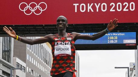 Eliud Kipchoge es el tercer atleta con múltiples medallas de oro en el maratón varonil, al lado de Abebe Bikila (1960, '64) y Waldemar Cierpinski ('76, '80). AFP/C. Triballeau