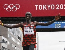 Eliud Kipchoge es el tercer atleta con múltiples medallas de oro en el maratón varonil, al lado de Abebe Bikila (1960, '64) y Waldemar Cierpinski ('76, '80). AFP/C. Triballeau
