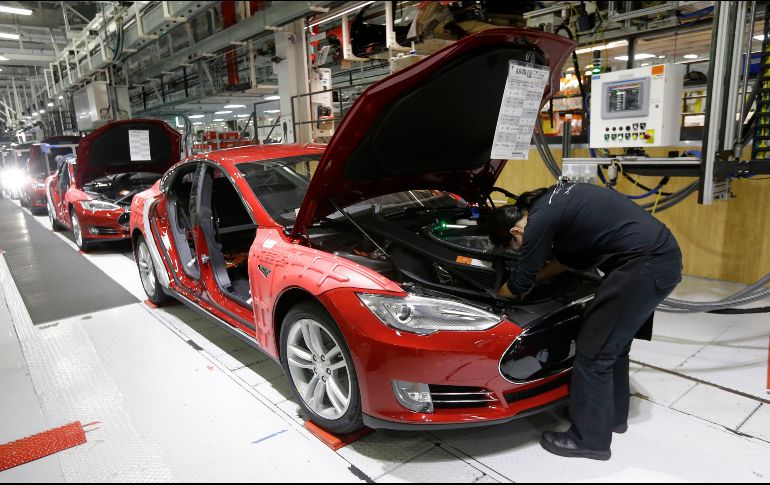 SIN OPCIÓN .Las compañías tuvieron que comprar insumos en otros países y redujeron sus ganancias. AP