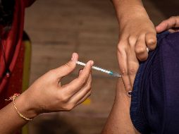 En total, se han administrado más de cuatro mil 400 millones de vacunas contra el COVID-19 en todo el mundo. AFP / S. Panthaky