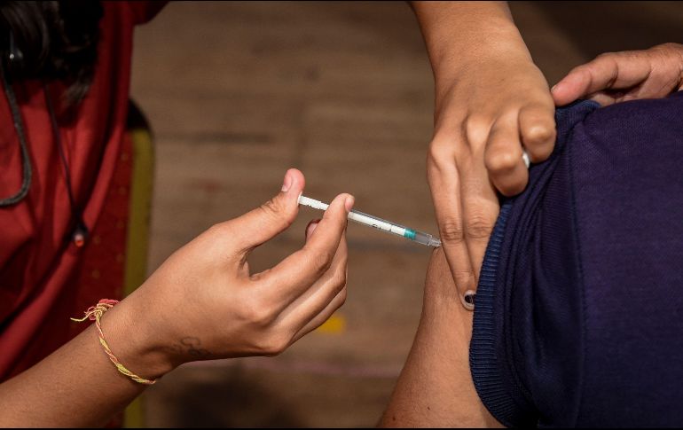 En total, se han administrado más de cuatro mil 400 millones de vacunas contra el COVID-19 en todo el mundo. AFP / S. Panthaky