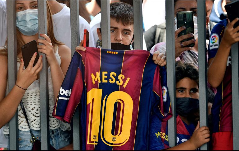Afuera del Camp Nou los aficionados también se dieron cita para decirle adiós a Messi. AFP / P. Barrena