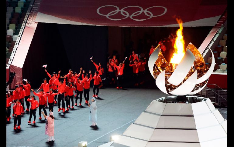 Las delegaciones desfilaron para despedirse de Tokio 2020, entre luces música y fuegos artificiales. EFE/M. REYNOLDS
