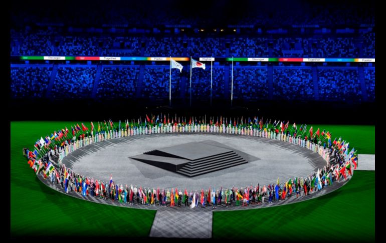 Las delegaciones desfilaron para despedirse de Tokio 2020, entre luces música y fuegos artificiales. EFE/CZEGLEDI