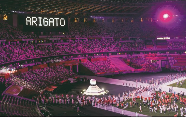 Adiós. El pebetero cerró sus hojas y la esfera apagó el fuego olímpico, que se encenderá de nuevo en tierras europeas. EFE