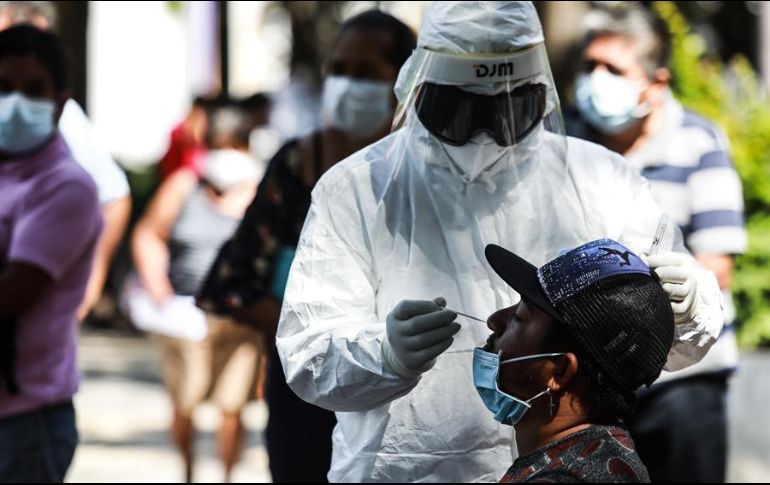 Trabajadores de Salud realizan pruebas para detectar el COVID-19 este lunes en Acapulco, Guerrero. EFE/D. Guzmán